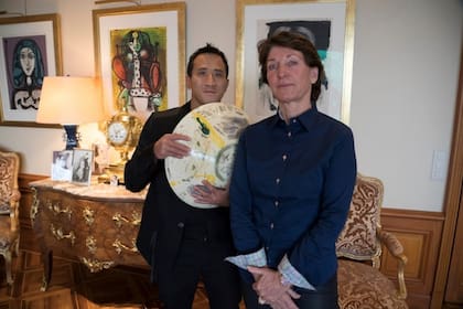 Marina Picasso con su hijo Florian y la obra original del artista, que inspirará las piezas NFT