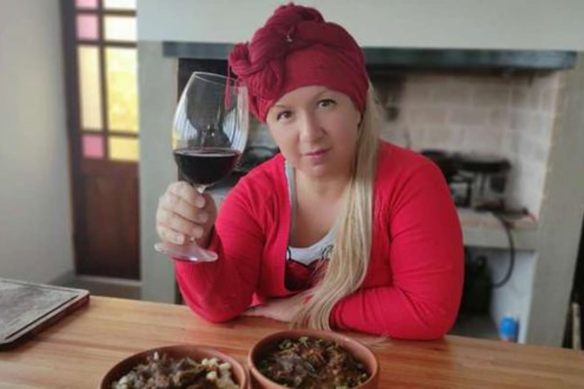 Marina Schwarcz, la mujer argentina que se volvió viral tras poner a la venta algunos muebles comparándolos con su ex pareja.