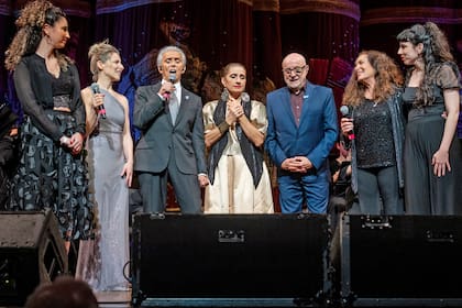 Marina Wil, Elena Roger, Jairo, Hilda Lizarazu, Juan Carlos Baglietto, Sandra Mihanovich y Luna Sujatovich pusieron su talento en un espectáculo que se llevó todos los aplausos. La producción artística estuvo a cargo de Lito Vitale y Ezequiel Silberstein
