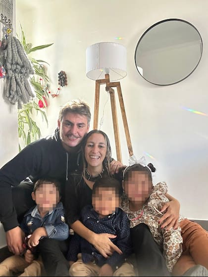 Marina y Ángel junto a los tres hermanitos más pequeños