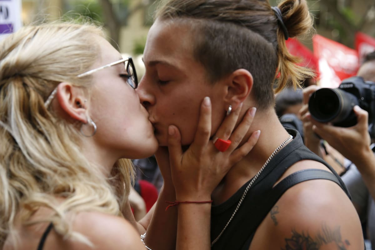 Marina y Rocío se besan en la protesta