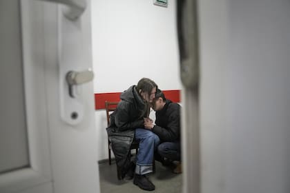 Marina Yatsko y su novio Fedor se consuelan después de que su hijo Kirill, de 18 meses, muriera en un bombardeo en un hospital de Mariupol, Ucrania, el 4 de marzo de 2022.