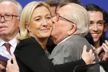 Marine Le Pen y su padre, Jean-Marie, en épocas mejores