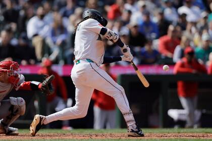 Marineros enrachados vencen 9-3 a Angelinos; Trout sale temprano por dolor de rodilla