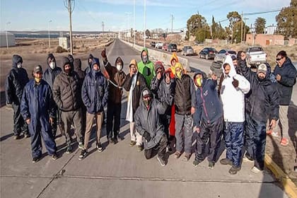 Marineros mantienen dos piquetes en Puerto Madryn e impiden el ingreso de la pesca de fresqueros a las cámaras de frío