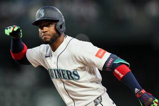 Marineros tienen un gran sexto inning y respaldan a Woo en triunfo 8-3 sobre Angelinos