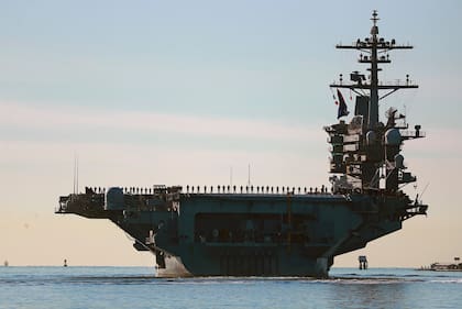Marineros y marines se ven formados en la cubierta del portaviones USS Abraham Lincoln en su despliegue desde San Diego