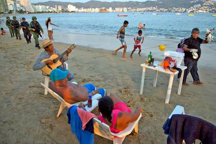 Marines junto con la policía local patrullando la costa de la playa de Papagayo, en Acapulco, México.