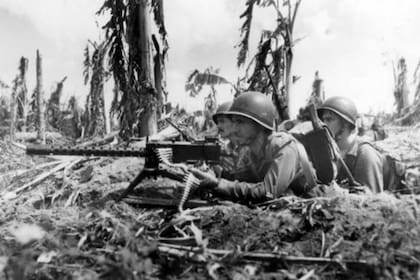 Marines luchando en Guam durante la Segunda Guerra Mundial