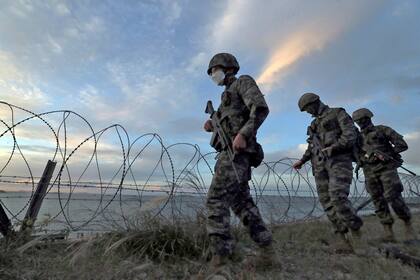 Marines surcoreanos patrullan en la isla Yeonpyeong, Corea del Sur,