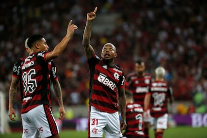 Marinho of Brazil's Flamengo, center, celebrates scoring his side's second goal against Argentina's Velez Sarsfield during a Copa Libertadores semifinal second leg soccer match at Maracana stadium in Rio de Janeiro, Brazil, Wednesday, Sept. 7, 2022. (AP Photo/Bruna Prado)