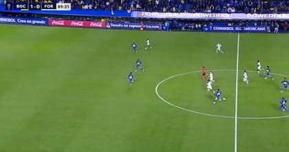 Marinho recibe y encara a Blanco; por el medio cierran Ezequiel Fernández y Milton Delgado. Moisés y Andrade comienzan a sacarle ventaja en la carrera a Saralegui. Advíncula ya quedó demasiado atrás en el retroceso