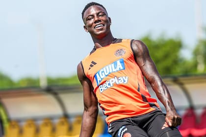 Marino Hinestroza con la selección de Colombia; el futbolista aún no cerró su llegada al xeneize