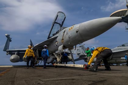 Marinos preparan un Boeing EA-18G Growler en la cubierta del portaviones de clase Nimitz USS Abraham Lincoln en el océano Índico