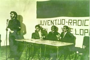 Mario Abel Amaya, junto a Raúl Alfonsín y Leopoldo Moreau, en un acto en el comité radical de Vicente López, en 1975. De pie, el dirigente juvenil Salvador Filba