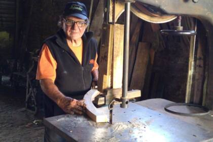 Mario Arregue en plena faena en su taller