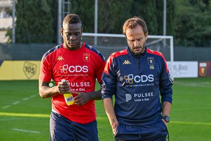 Mario Balotelli, a la izquierda, y el entrenador del Genoa, Alberto Gilardino, asisten a una sesión de entrenamiento en Génova, Italia, el lunes 28 de octubre de 2024. (Tano Pecoraro/LaPresse vía AP)