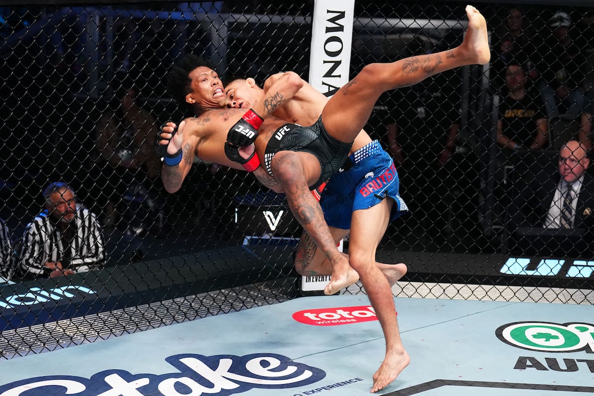 Mario Bautista en pleno derribo ante Vinicius Oliveira en el UFC Vegas 113. (Photo by Chris Unger/Zuffa LLC)