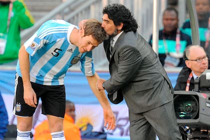 Mario Bolatti recibe un beso de Diego Maradona antes de ingresar en el encuentro ante Corea del Sur, en la fase de grupos del Mundial Sudáfrica 2010