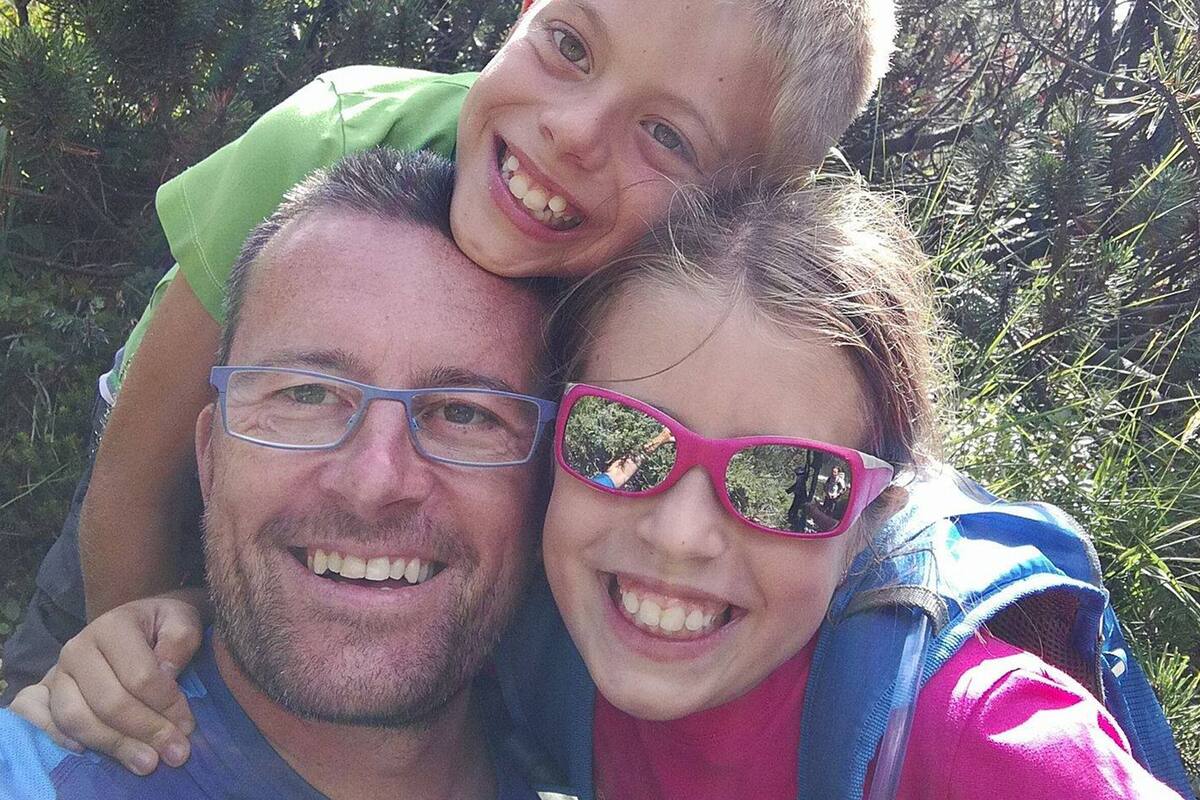 Mario Bressi junto a sus hijos Diego y Elena