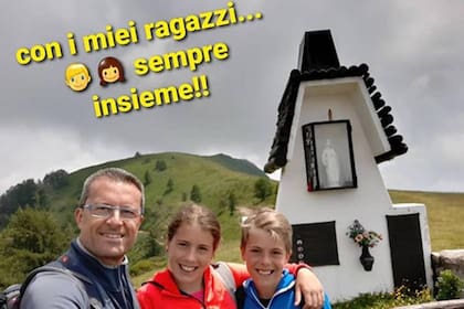 Mario Bressi junto a sus hijos Diego y Elena, el día antes de asesinarlos