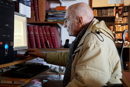 Mario Briski escribe la historia de la calle Defensa mientras atraviesa su cuarentena (la foto no es actual)