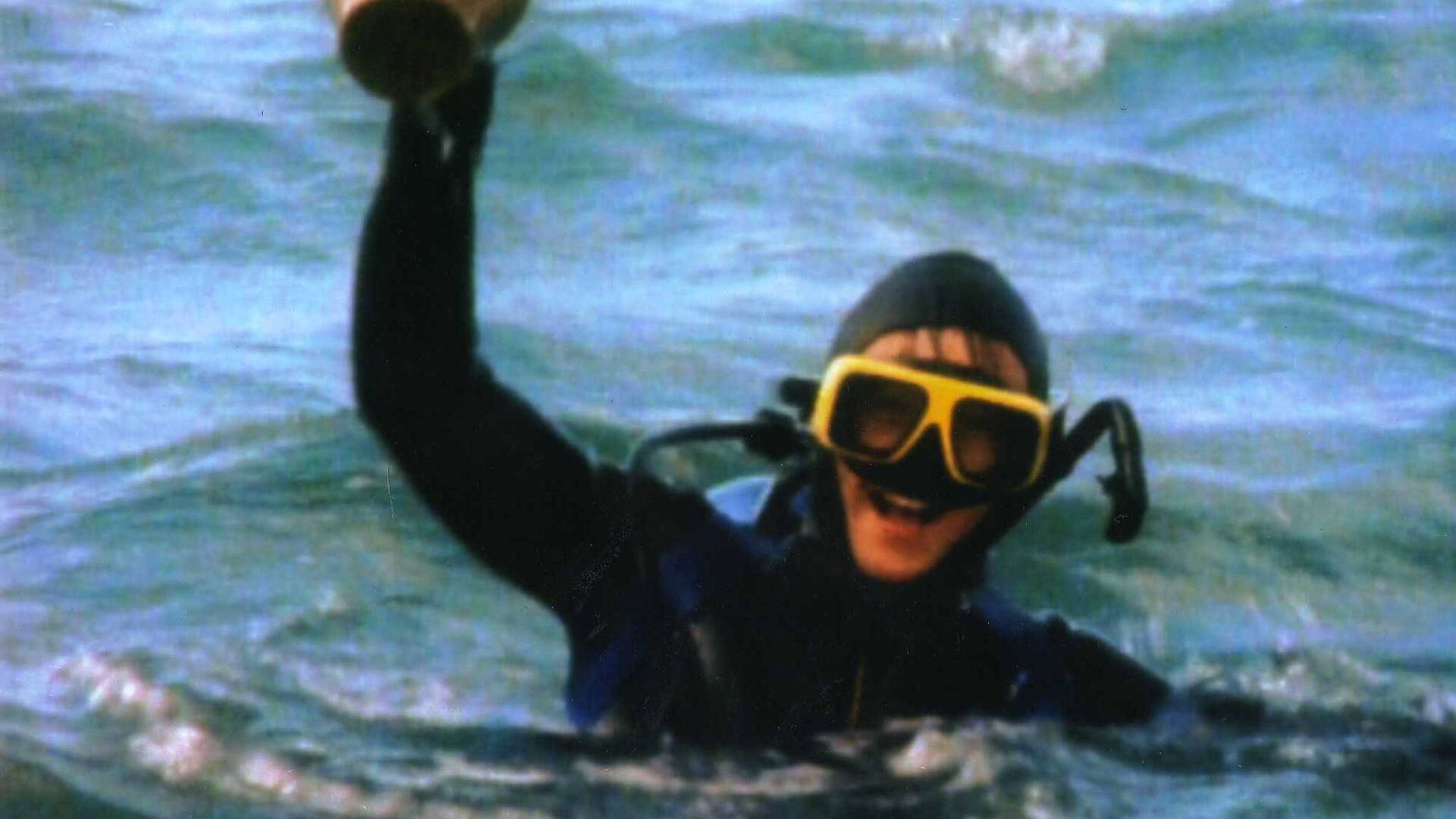 Mario Brozoski, uno de los cuatro intrépidos adolescentes que encontraron el buque, rescata del fondo del mar un jarrón -intacto- del siglo XVIII