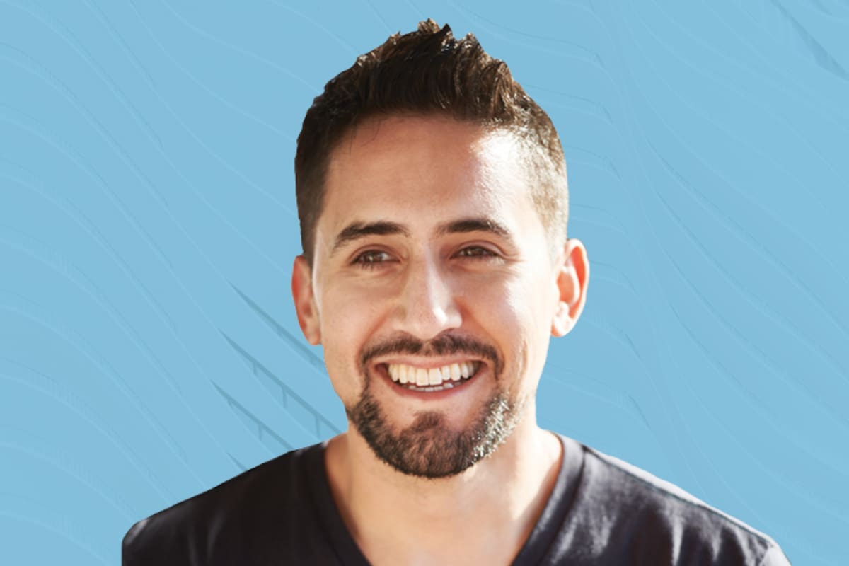 Mario Carrasco se crió en Los Ángeles y tuvo un fugaz paso por la docencia; luego se reconvirtió como especialista en mercadotecnia multicultural