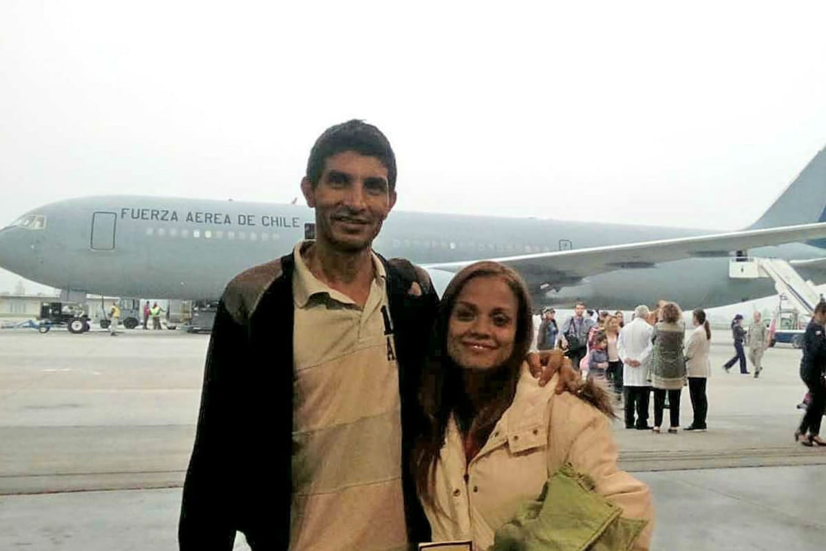Mario con su mujer, recién bajados del avión que los devolvió al país