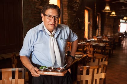 Mario Conde es mozo histórico de Doña Salta.
