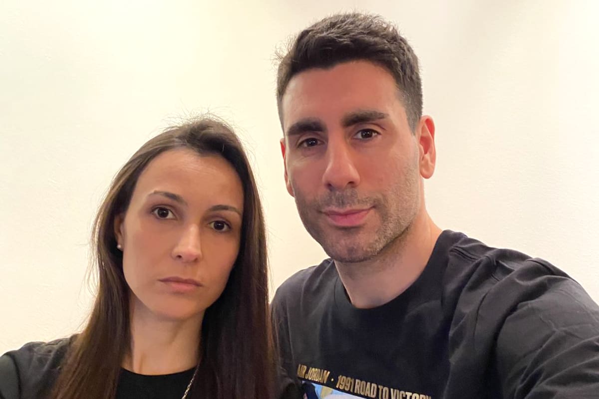 Mario Ghersetti y Martina, su novia, en su casa de Mántova, en Italia