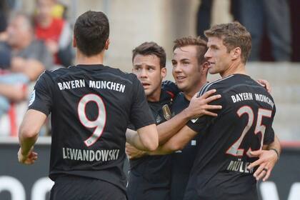 Mario Goetze es saludado por sus compañeros tras su gol