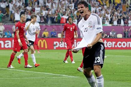 Mario Gómez, que no había tenido mucha participación, se desahoga en el festejo; atrás, lo sufre Pepe