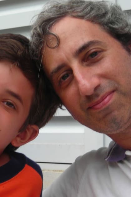 Mario Grinberg, papá de Sebi, encontró en la escritura un modo de recordar cada día a su hijo Sebi.