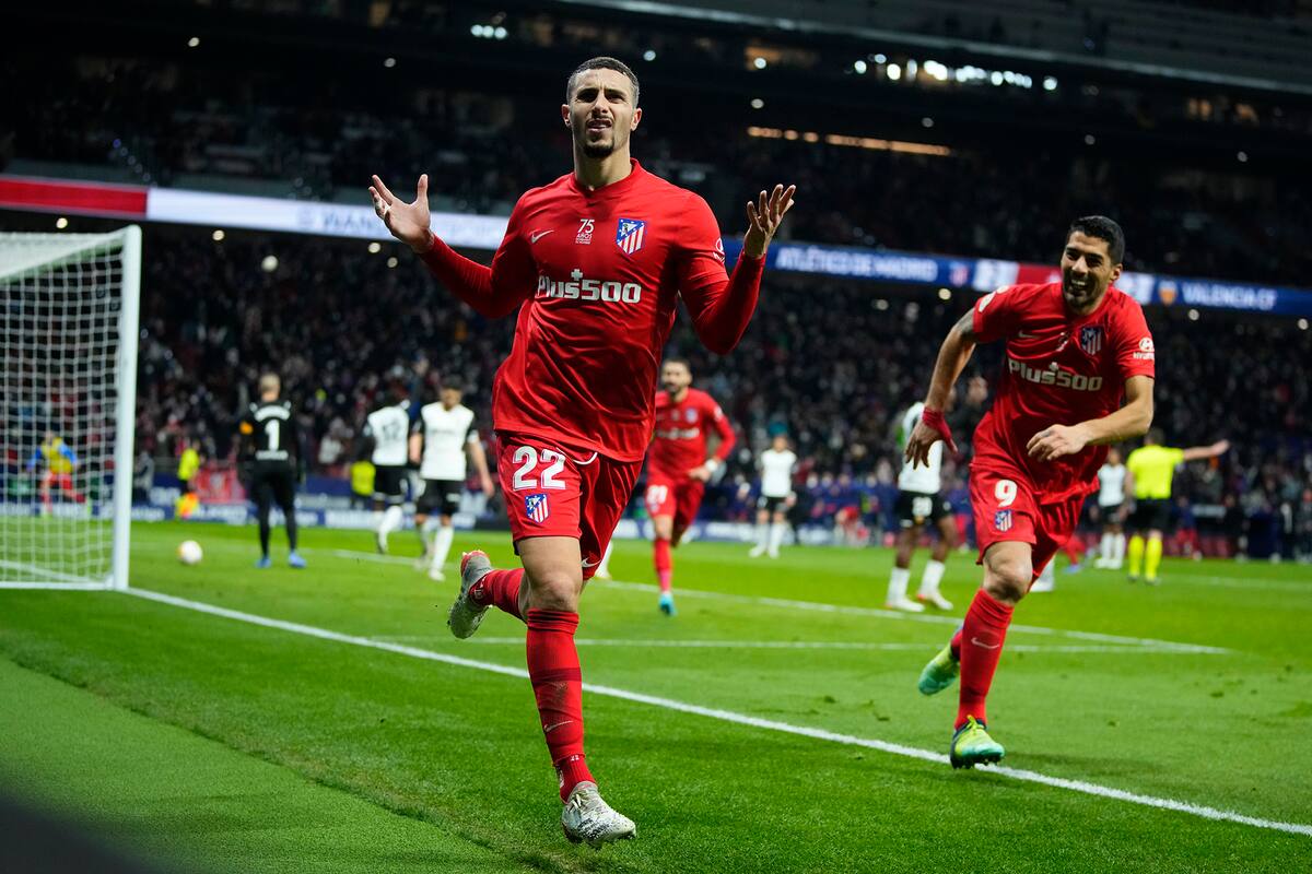 Mario Hermoso, autor del 3-2, encabeza el festejo de Atlético de Madrid; lo sigue Luis Suárez