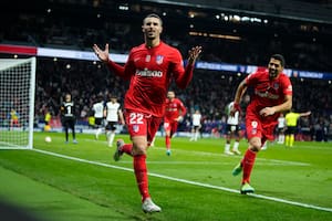 Mario Hermoso, autor del 3-2, encabeza el festejo de Atlético de Madrid; lo sigue Luis Suárez