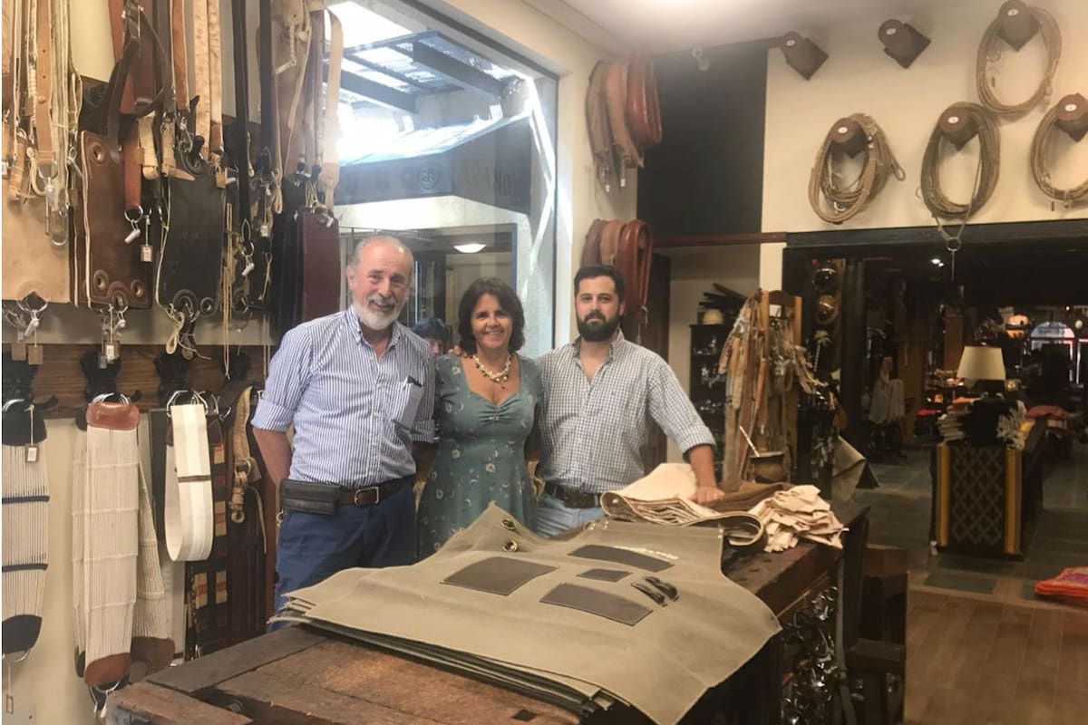 Mario, Isabel y su hijo Genaro que hace diez años se unió a trabajar en el negocio