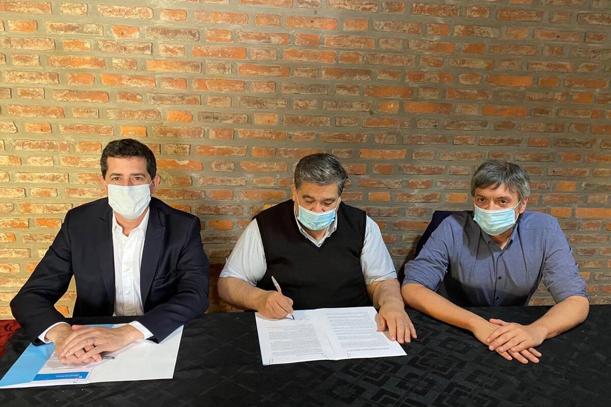 Mario Ishii firma un convenio con Wado de Pedro y Máximo Kirchner