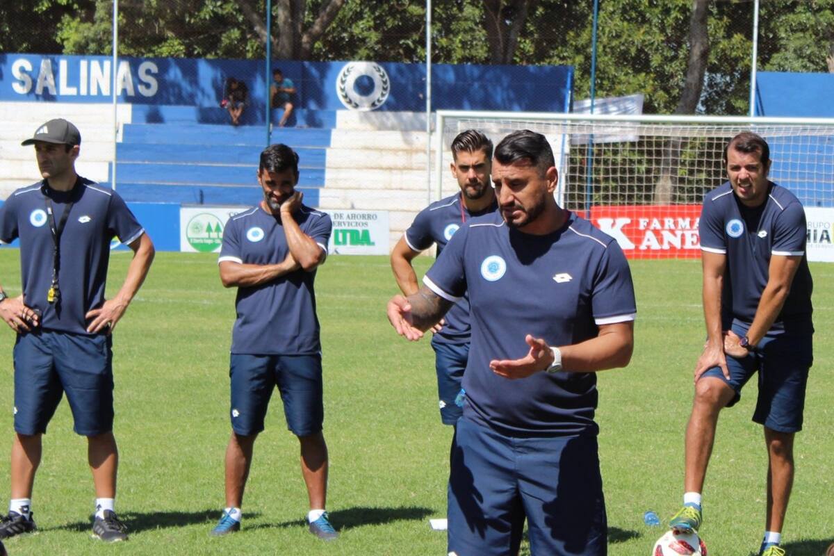 Mario Jara, el entrenador de 12 de Octubre, el club más complicado con el coronavirus
