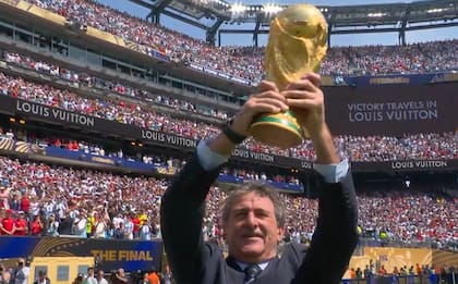 Mario Kempes levanta la Copa del Mundo