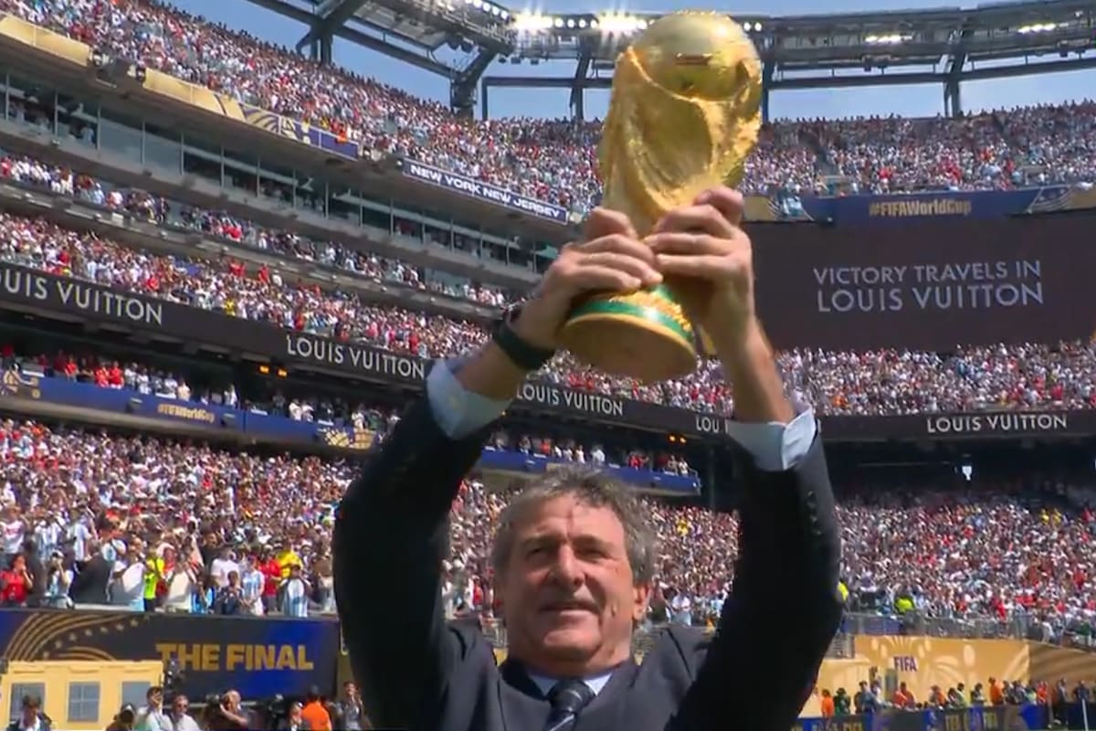 Mario Kempes levanta la Copa del Mundo en la previa de la final entre la Argentina y España