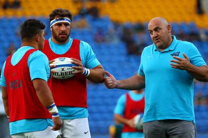 Mario Ledesma habla con sus jugadores antes del partido contra Australia; el equipo ha experimentado una involución en varios aspectos