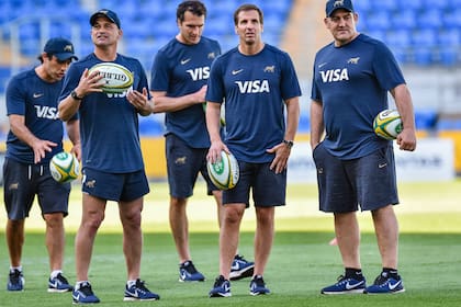 Mario Ledesma, junto con su cuerpo técnico durante el captains run en el estadio de Gold Coast