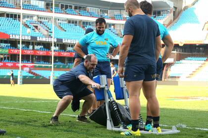 Mario Ledesma manipula la máquina de scrum frente a los primeras líneas Juan Figallo y Mayco Vivas en el Loftus Versfeld, de Pretoria.
