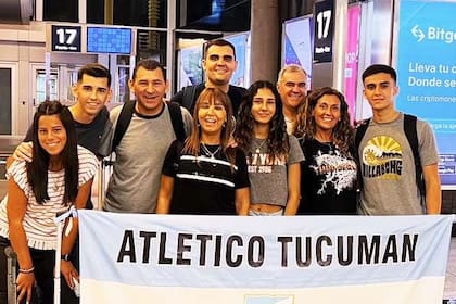 Mario Leito (de remera gris), diputado del Frente de Todos y presidente de Atlético Tucumán, viajó a Qatar junto a ocho familiares