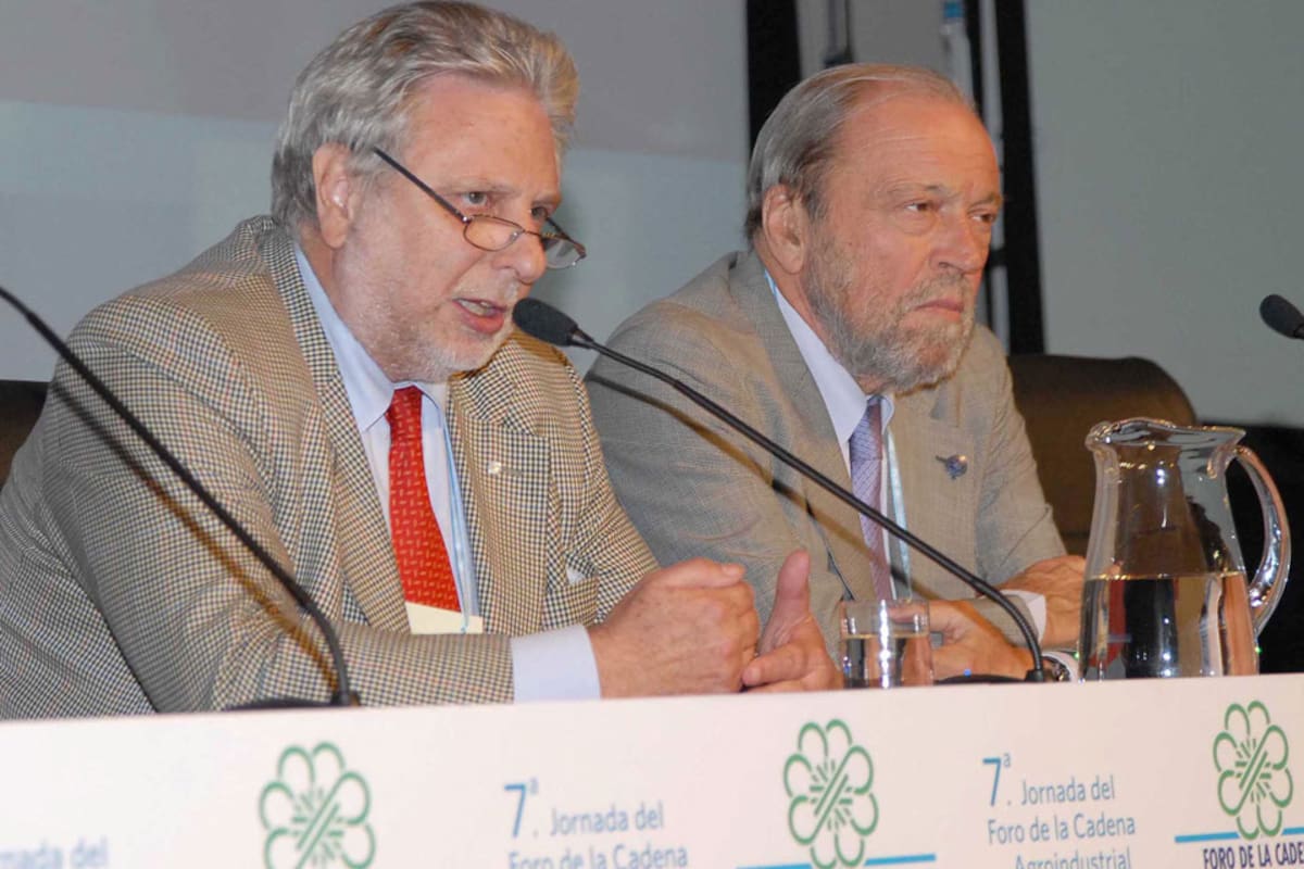 Mario Llambías (CRA) y Hugo Luis Biolcati (Sociedad Rural), ayer, en el Foro de la Agroindustria