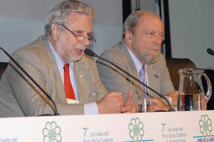 Mario Llambías (CRA) y Hugo Luis Biolcati (Sociedad Rural), ayer, en el Foro de la Agroindustria