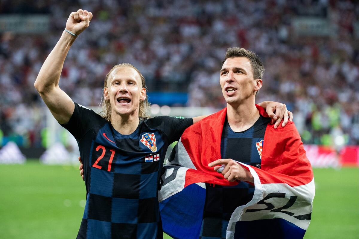 Mario Mandzukic, junto con Domagoj Vida tras la clasificación para la final