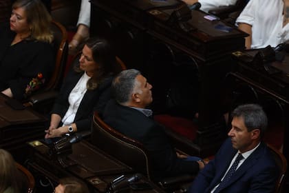Mario Manrique, el diputado kirchnerista que siguió el discurso de Milei de espaldas; lo flanquean Vanesa Siley y Sergio Uñac
