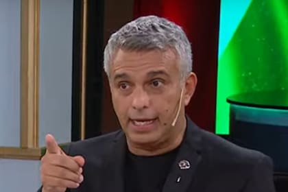 Mario Massaccesi conduce el noticiero de la medianoche de eltrece, un espacio tradicional de la programación del canal